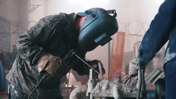 Werknemer Lassen Fabriek Close Van Werkende Mens — Stockvideo