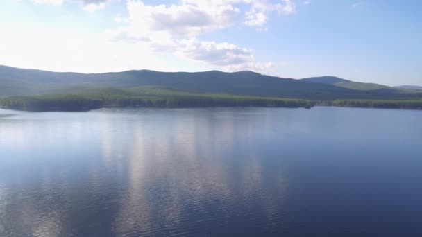 Luftaufnahme Eines Kleinen Sees Inmitten Eines Waldes Schöne Landschaft Meer — Stockvideo