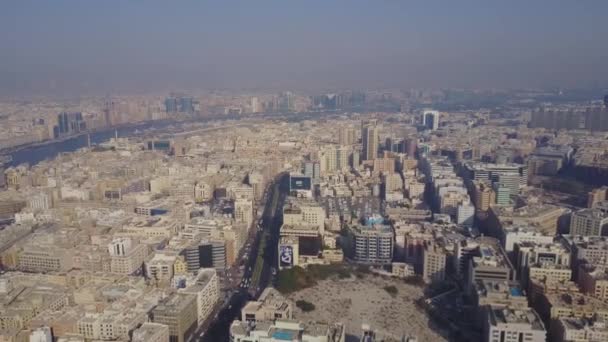 ドバイの首長国にある建物 空からの眺め ドバイ アラブ首長国連邦 ドバイのビジネス地区の空中ビュー 暑さ4Kの夏の危険を撮影する — ストック動画