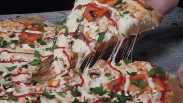 Tomando Fatia Pizza Queijo Derretido Pingando Moldura Close Pessoas Mãos — Vídeo de Stock