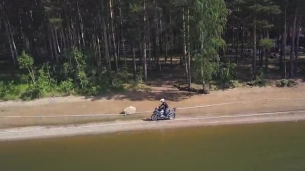 Motorcyklist Rider Ensam Skogen Klipp Flygfoto Motorcykel Racing — Stockvideo