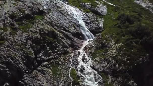 Близько Бурхливих Гірських Водоспадів Вид Повітря Гігантський Водоспад Тече Горах — стокове відео