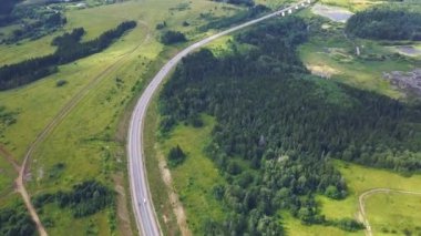Ülke çamurlu yol havadan görünümü. Orman yolu üzerinde sürüş araba havadan görünümü.