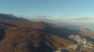 Dağlarda yakınlarında sonbahar günü hava görünümünü. Amasing sonbahar manzara