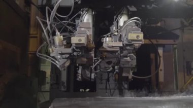 Torna makinesinin içinde boru klempi ile çalışan yakın çekimi. Boru çevirme makinesi 4K 'den operatör çelik boru parçası