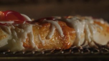 Pizza pizza yemek fırında pişirilir. Çerçeve. Yakın çekim. Yuvarlak pizza fırında pişirme.