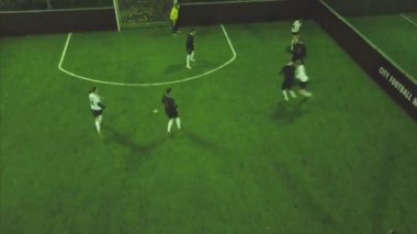 Hava futbol maç oyunu. Küçük. Görünümü top havadan çekim iki takım açık havada, futbolda top oynarken. Futbol oyun açık havada, yeşil alan ile işaretler, oyuncu bir top ile çalışan.