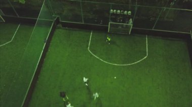 Hava futbol maç oyunu. Küçük. Görünümü top havadan çekim iki takım açık havada, futbolda top oynarken. Futbol oyun açık havada, yeşil alan ile işaretler, oyuncu bir top ile çalışan.