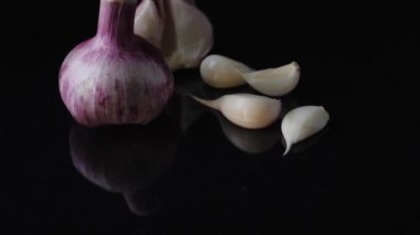 Mükemmel yan görünüm taze genç sarımsak başkanı kapatın. Çerçeve. Siyah arka plan üzerine sarımsak Close-Up.
