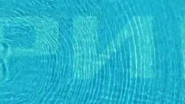 Yakın çekim bir havuzdan su. Sahne. Renkli havuz sualtı arka plan Close-Up.