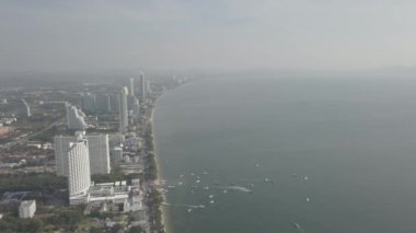 Ana Pattaya Körfezi manzarası güneşli bir günde havadan görünüyor. Video kaydı. Güzel manzara hava manzarası 4K