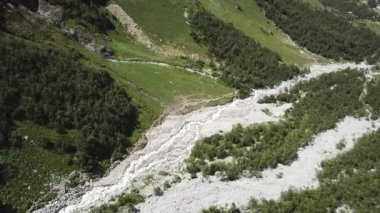 Havadan görünümü. Güzel dağ nehir üzerinde uçan. Manzara panorama.