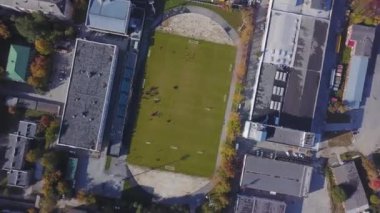 Küçük futbol stadyumu yeşil çim ile hava görünümünü. Şehir Merkezi Stadyumu