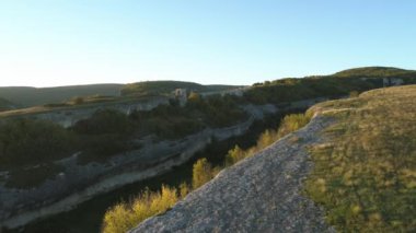 Boğaz ve dağ tepe mavi gökyüzünün altında. Dağ manzara havadan görünümü.