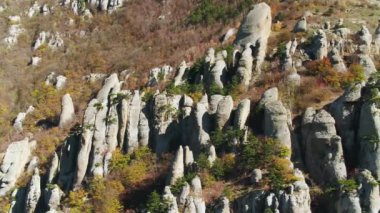 Bir tepe üzerinde garip taş oluşumlar. Havadan görünümü.