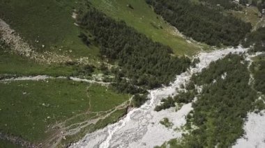 Havadan görünümü. Güzel dağ nehir üzerinde uçan. Manzara panorama.