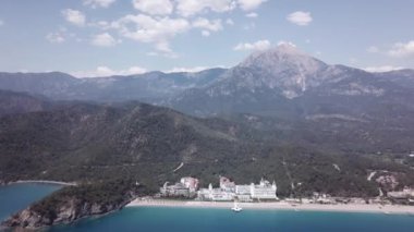 Güzellik doğa manzara tropikal plaj ile. Video. Güzel tropik ada beyaz kum plaj ve otel ile hava görünümünü. Tropikal lagün turkuaz su ve beyaz kum ile. Güzel gök, deniz