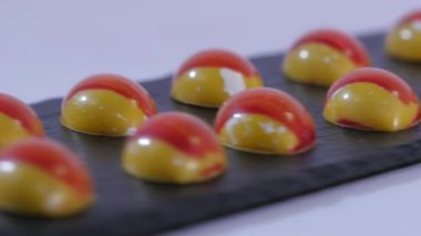 Renkli şekerler kapatın. Renkli lolipop kümesi. Kırmızı ve sarı Noel candy Hd