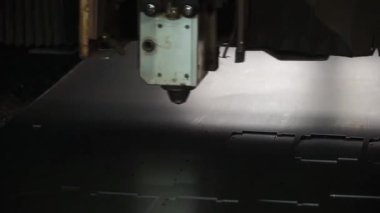 Yüksek hassasiyetli Cnc lazer kesim sac. Küçük. Lazer kesim baskı içinde. Modern sanayi teknoloji.