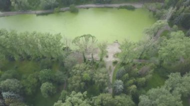 Hava manzarası, güzel şehir parkı manzarası. Yeşil şehir parkı. Şehrin ortasında güzel bir doğa. Meadow ve Park Gölü ile şehir manzarası yaz günü hava manzarası 4K