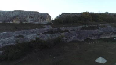 Yeşil Vadi kayalık tepeden. Büyük kayalık tepenin pitoresk peyzaj