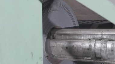 Bükülmüş çelik plaka için makine oluşturuluyor. Boru üretimi. Endüstriyel makine 4K 'yı kapat