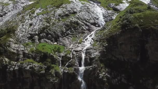 Close Razende Berg Watervallen Luchtfoto Van Gigantische Waterval Stroomt Bergen — Stockvideo