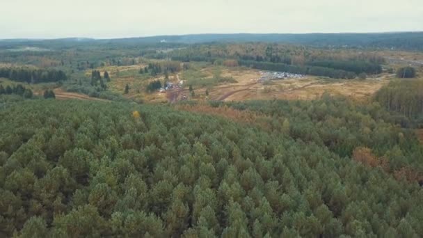Mokré Špinavé Zemi Silnici Poblíž Lesa Osobních Nákladních Vozů Letecký — Stock video