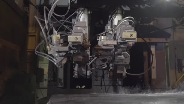 Torna Makinesinin Içinde Boru Klempi Ile Çalışan Yakın Çekimi Boru — Stok video