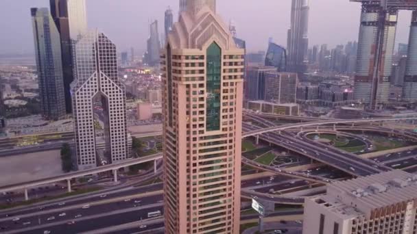 Modern Gökdelenleri Dubai Şehir Merkezindeki Lüks Gece Otobanlarını Seyret Kule — Stok video