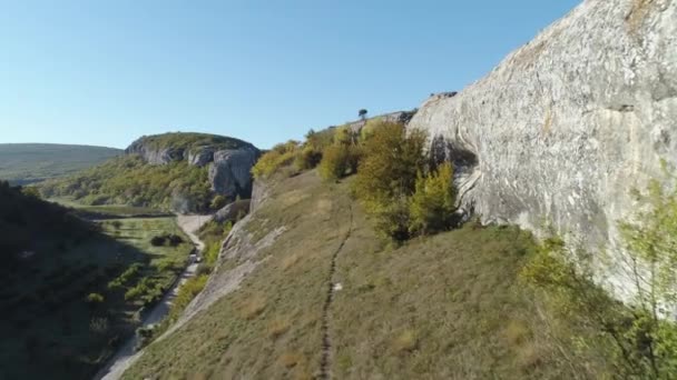 Zicht Vallei Grote Grijze Stenen Een Top Van Groene Heuvels — Stockvideo