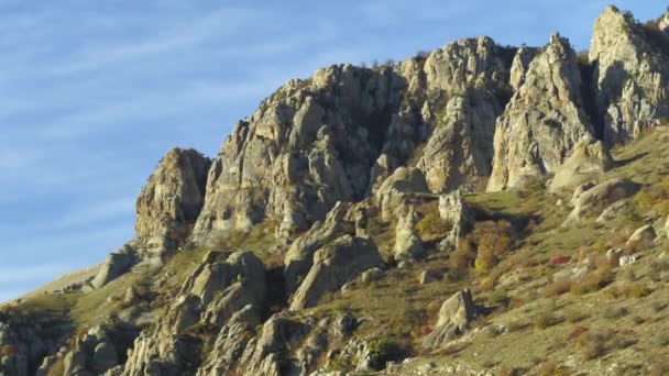 Borde Piedra Una Cresta Rocosa Hermoso Paisaje Montaña Contra Cielo — Vídeo de stock