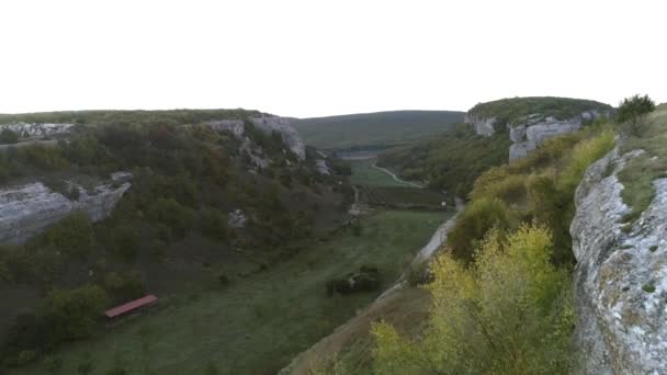 Wijngaarden Landschap Tussen Twee Grote Rotsachtige Heuvels Luchtfoto — Stockvideo