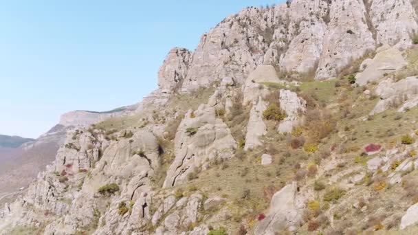Steinvorsprung Gegen Den Blauen Himmel Luftaufnahme Eines Felsigen Grats — Stockvideo