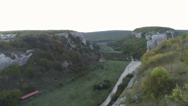 葡萄园景观在两个巨大的岩石丘陵之间 — 图库视频影像