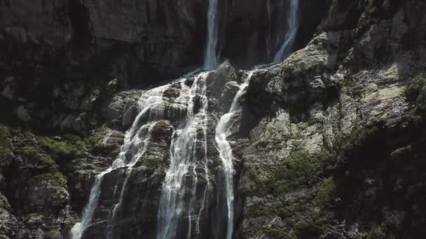 Nahaufnahme Tobender Bergwasserfälle Luftaufnahme Eines Riesigen Wasserfalls Der Die Berge — Stockvideo