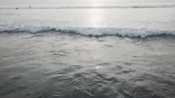 Sahilde Gün Batımı Denizin Üzerinde Altın Bir Günbatımının Huzurlu Manzarası — Stok video