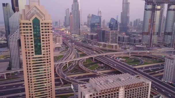 Blick Auf Moderne Wolkenkratzer Und Geschäftige Abendautobahnen Der Luxuriösen Innenstadt — Stockvideo