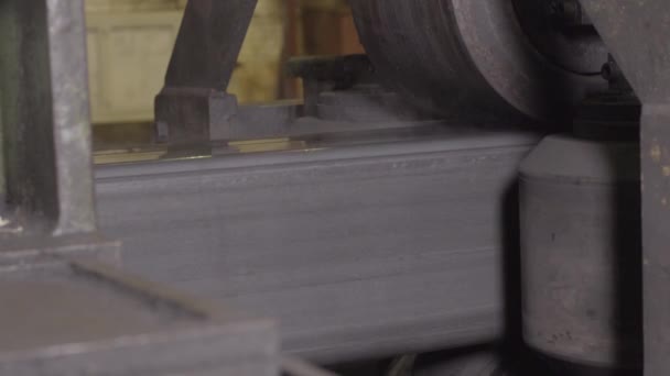 工厂的金属轧制机床 现代工厂车间 用于制造关闭4K管道的机器 — 图库视频影像