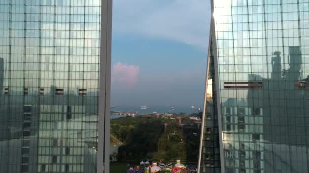 マリーナ サンズ シンガポール市街のスカイラインを明らかの空撮 ショット マリーナ サンズ シンガポール航空飛行ドローンの視点から — ストック動画
