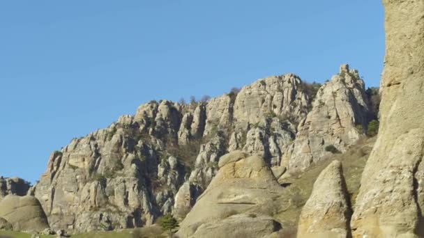 鋭い岩のクローズ アップ 青い空を背景の山 — ストック動画