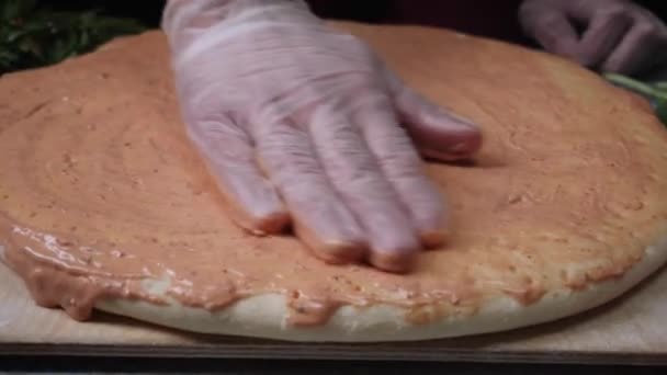Chef Preparando Una Pizza Una Trampa Preparación Alimentos Cocinar Pizza — Vídeo de stock