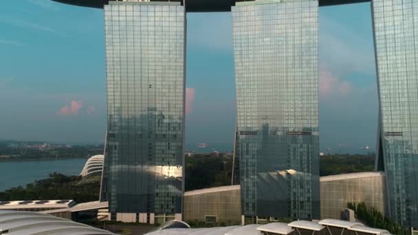 滨海湾金沙鸟图 展现新加坡城市天际线 从空中飞行无人机的角度来看新加坡滨海湾金沙 — 图库视频影像