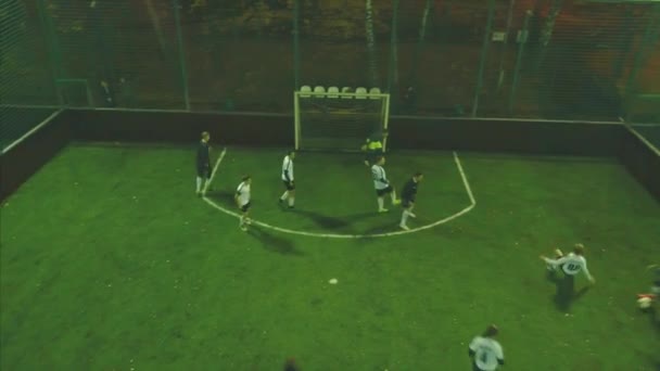 空中サッカー マッチ プレー クリップ 空中撮影の つのチームの屋外でのサッカー ボールをプレー平面図です マーキング プレーヤーがボールを持って走り回ってサッカー ゲーム — ストック動画