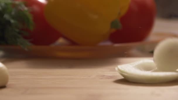 Nahaufnahme Schöne Zwiebelringe Die Beim Kochen Einer Restaurantküche Fallen Szene — Stockvideo