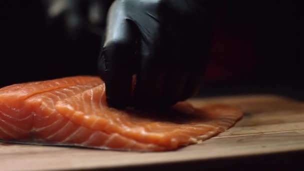 Nahaufnahme Eines Sushi Kochs Handschuhen Schneidet Frischen Lachs Der Sushi — Stockvideo