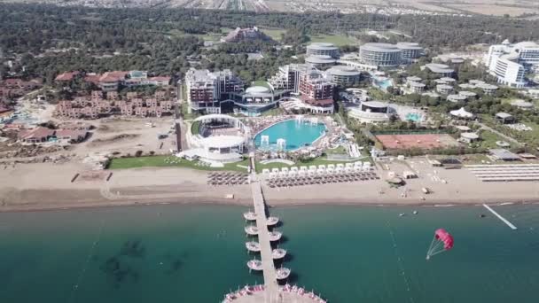 酒店位于蓝色的海边 白色的沙滩 美丽的海滩 高大的棕榈树 在海边度假 — 图库视频影像