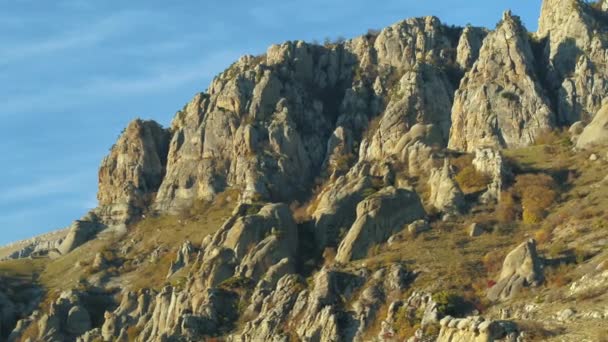 Beau Paysage Montagne Hautes Falaises Contre Ciel Bleu — Video