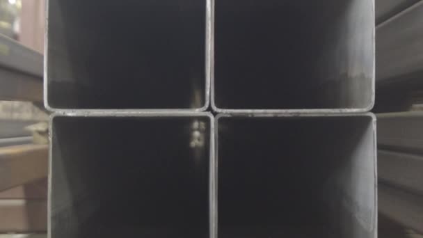 与阳光反射在中央部分内墙上堆放钢管 矩形金属管道建设 矩形截面的管子 — 图库视频影像