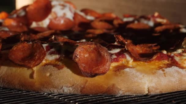 ピザはオーブンで焼きたてのピザを調理します フレーム クローズ アップ 丸いピザをオーブン料理 — ストック動画